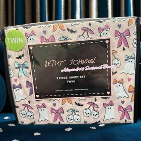 Betsey Johnson 199165043202 3 Piece Twin Sheet Set Pillowcases Halloween Bows Ghosts Pink Betsey Johnson 199165043202 3 Piece Twin Sheet Set Pillowcases Halloween Bows Ghosts Pink