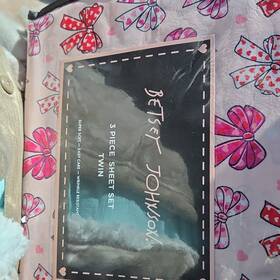A0006730 Betsey Johnson Be My Bow Pink Twin Sheet Set 100% Polyester Bows New