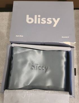Blissy 850009689627 100% Mulberry Silk One Standard Pillowcase Ash Blue New Torn Box Blissy 850009689627 100% Mulberry Silk One Standard Pillowcase Ash Blue New Torn Box