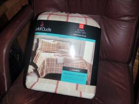 Cuddl Duds 791551343363 Microfleece Queen Sheet Set Red/khaki Plush Soft Fleece New Ret 89 Cuddl Duds 791551343363 Microfleece Queen Sheet Set Red/khaki Plush Soft Fleece New Ret 89