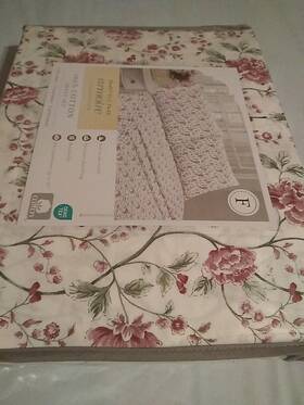 The Armoire Collection 086569453693 Full Sheet Set Burgundy And Green Floral 4pc