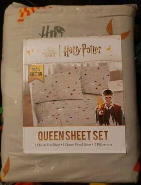 Warner Bros. 032281114459 Wizarding World Of Harry Potter Hogwarts Queen Size Sheet Set Flat/fitted/2 Pcs Warner Bros. 032281114459 Wizarding World Of Harry Potter Hogwarts Queen Size Sheet Set Flat/fitted/2 Pcs