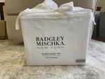 Badgley Mischka New York Queen Sheet Set Live In Luxury BMNY10124-WQ. Fixed Price $21.00.