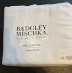 Badgley Mischka New York King Luxury White Sheet Set BMNY10124-WQ. Fixed Price $10.00.
